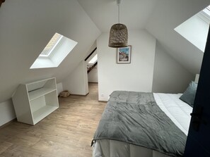 Tabla de planchar con plancha, wifi gratis, ropa de cama