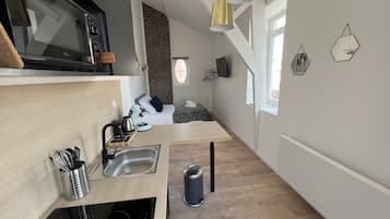 Planxa i posts de planxar, wifi gratuïta i roba de llit