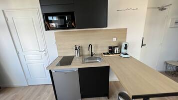 Kühlschrank, Mikrowelle, Wasserkocher mit Kaffee-/Teezubehör