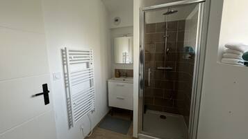 シャワー、ヘアドライヤー、タオル