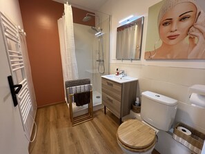 Een douche, een haardroger, handdoeken