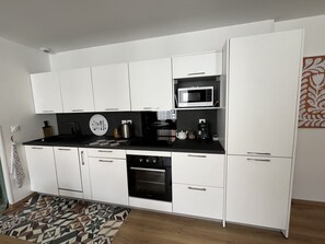 Kjøleskap, mikrobølgeovn, ovn og kokeplater