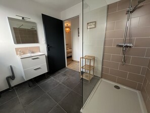 تجهيزات دش، مجففات شعر، مناشف