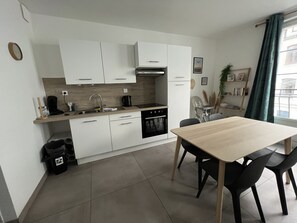 ثلاجة، ميكروويف، فرن، ماكينة لصنع القهوة/الشاي