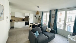 A modern apartment with a kitchen, dining area, and living room. - A 2 pas du Beffroi, 2-4p Wifi, Parking (Boulogne-sur-Mer)