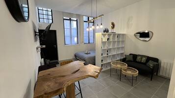 Een strijkplank/strijkijzer, gratis wifi, beddengoed