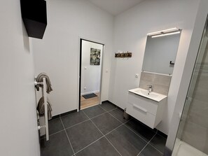 Dusch, hårtork och handdukar