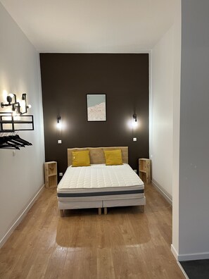 アイロン / アイロン台、WiFi (無料)、ベッドシーツ