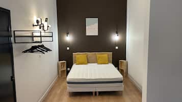 Fer et planche à repasser, Wi-Fi gratuit, draps fournis