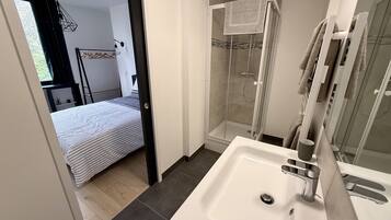 1 dormitorio, tabla de planchar con plancha, wifi gratis y ropa de cama