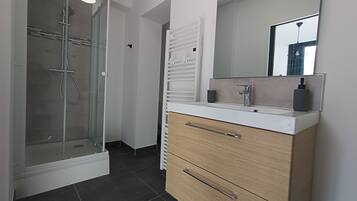 Ducha, secador de pelo y toallas