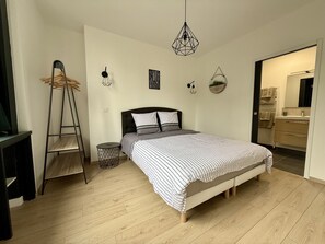 مكواة/لوح كي وواي فاي مجانًا وملاءات أسرّة