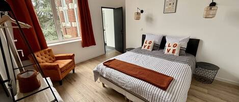 1 chambre, fer et planche à repasser, Wi-Fi gratuit, draps fournis