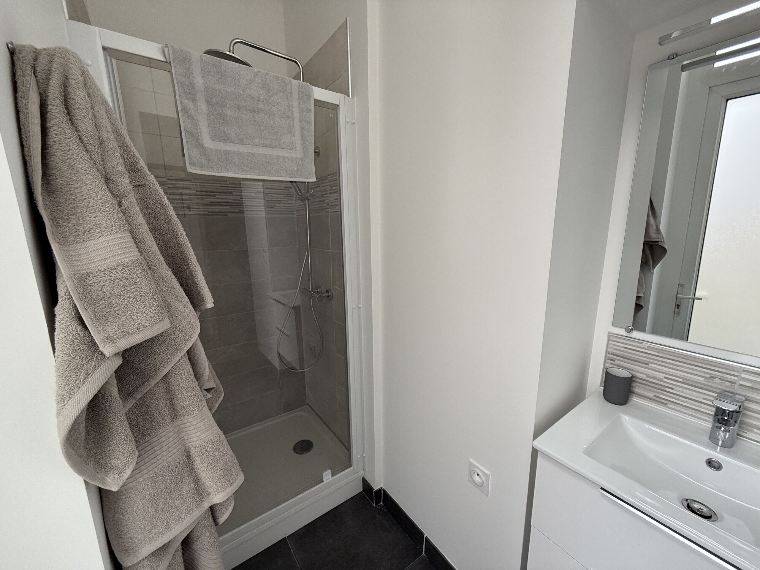 Douche, sèche-cheveux, serviettes fournies