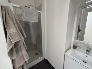 Shower, hair dryer, towels - Le Calais Wilson 6 : Appt 4p (Calais)