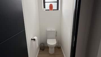 Douche, sĂšche-cheveux, serviettes fournies