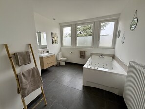 Sèche-cheveux, serviettes fournies