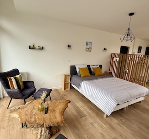 Tabla de planchar con plancha, wifi gratis y ropa de cama 