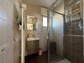 Shower, hair dryer, towels