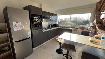 Een koelkast, een microgolfoven, een oven, een vaatwasser