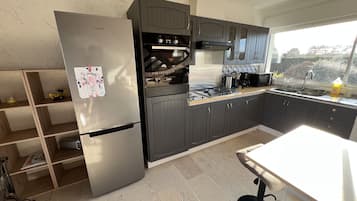 Een koelkast, een microgolfoven, een oven, een vaatwasser