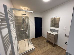 Shower, hair dryer, towels - L'Esprit Maritime - 2p, downtown, Place Dalton (Boulogne-sur-Mer)