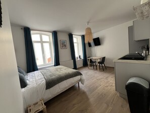 A compact bedroom with a bed, a small desk, and a kitchenette. - L'Esprit Maritime - 2p, downtown, Place Dalton (Boulogne-sur-Mer)