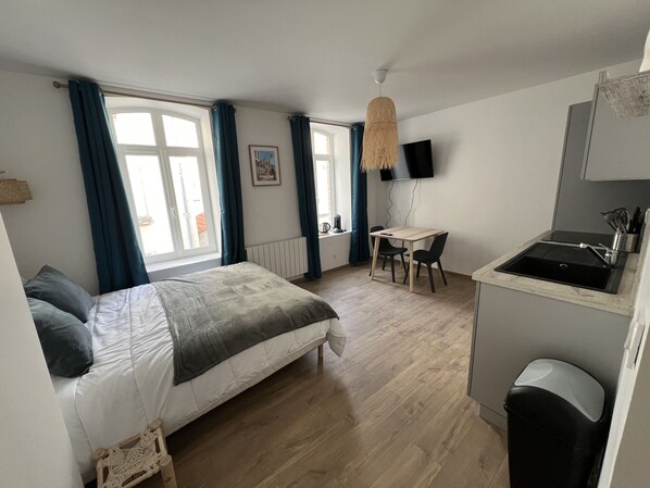 A compact room with a bed, a small dining table, and a kitchenette. - L'Esprit Maritime - 2p, downtown, Place Dalton (Boulogne-sur-Mer)