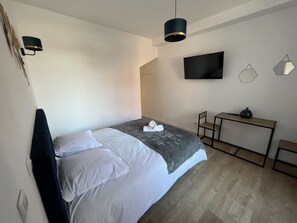Tabla de planchar con plancha, wifi gratis, ropa de cama