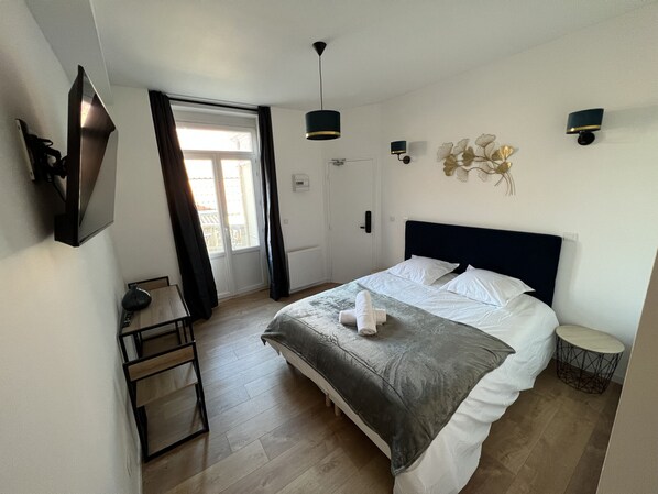 Tabla de planchar con plancha, wifi gratis, ropa de cama