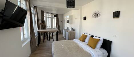 Tabla de planchar con plancha, wifi gratis, ropa de cama