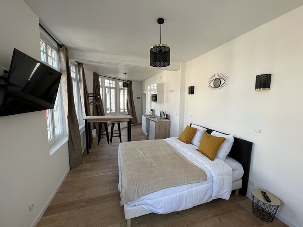 Tabla de planchar con plancha, wifi gratis, ropa de cama