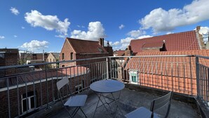 A rooftop terrace with a metal railing, two white chairs, and a small round table. - Vue sur les Toits - 2p downtown Liévin (Liévin)