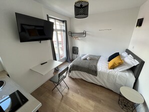 Tabla de planchar con plancha, wifi gratis y ropa de cama 