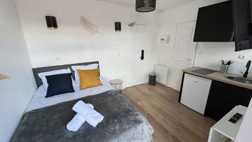 Fer et planche à repasser, Wi-Fi gratuit, draps fournis