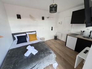 Tabla de planchar con plancha, wifi gratis y ropa de cama 