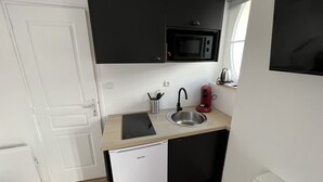 A compact kitchen with a microwave, sink, and a small refrigerator. - Vue sur les Toits - 2p downtown Liévin (Liévin)