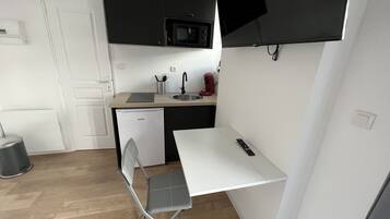 Fridge, microwave, coffee/tea maker, electric kettle