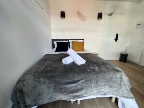 Tabla de planchar con plancha, wifi gratis y ropa de cama 