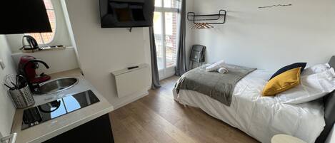 Iron/ironing board, free WiFi, bed sheets