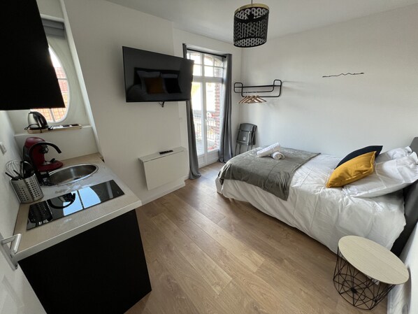 Tabla de planchar con plancha, wifi gratis y ropa de cama