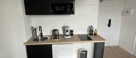 Refrigerador, microondas, cafetera y tetera y tetera eléctrica