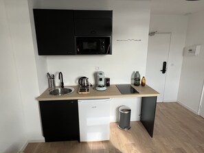 Frigorífico, microondas, cafetera o tetera y hervidor eléctrico