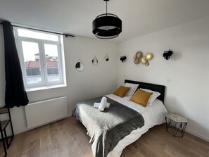 Tabla de planchar con plancha, wifi gratis, ropa de cama