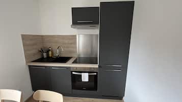 Een koelkast, een microgolfoven, een oven, een kookplaat