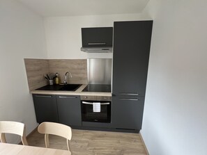 Kühlschrank, Mikrowelle, Ofen, Wasserkocher mit Kaffee-/Teezubehör