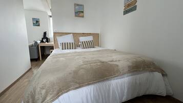 Fer et planche à repasser, Wi-Fi gratuit, draps fournis