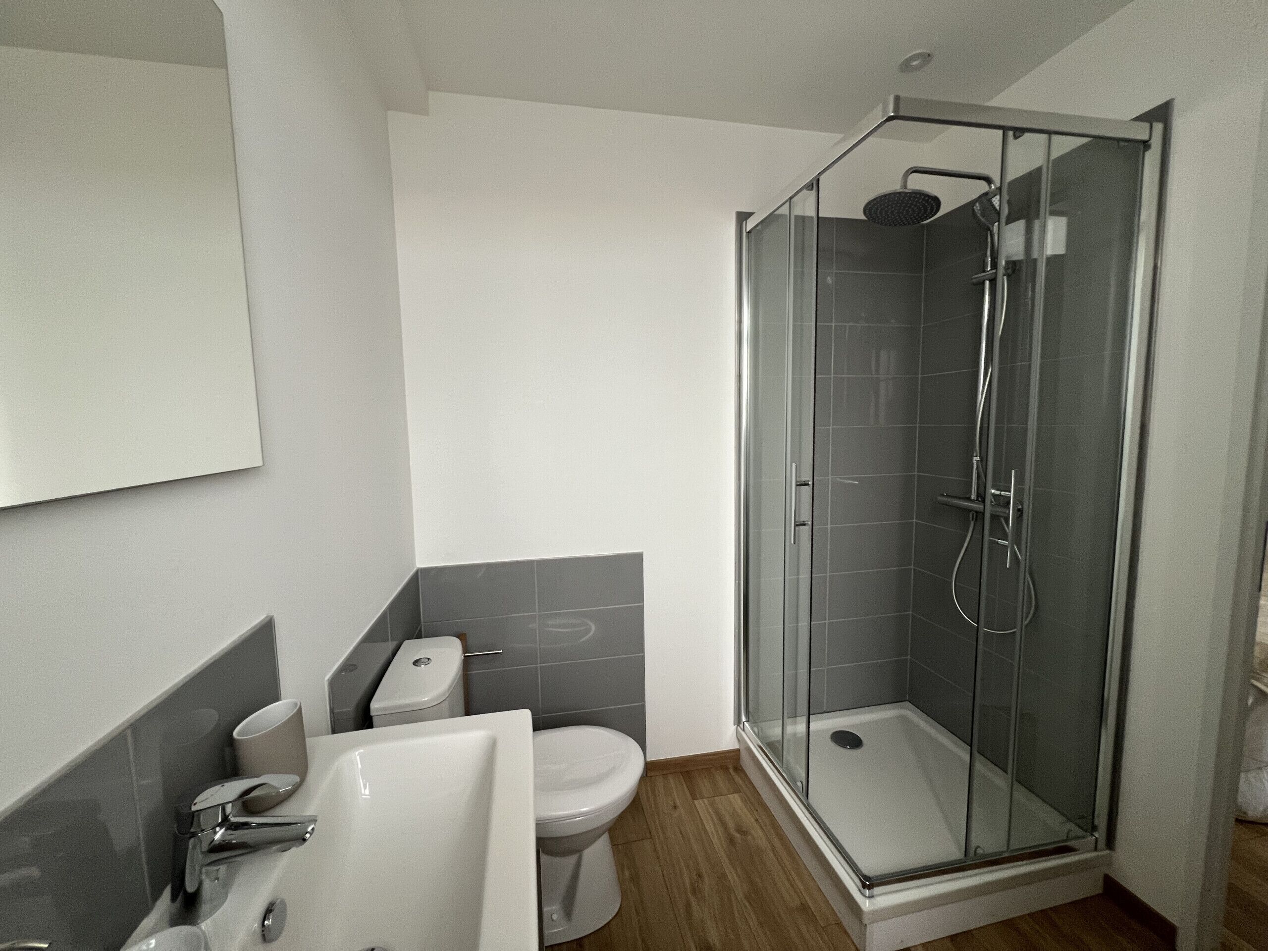 Dusche, Haartrockner, Handtücher