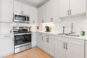 Cookware/dishes/utensils - 1BD - King Bed - Sleeps 4 - Harbor Views! - Near Fish Town! (Philadelphia)