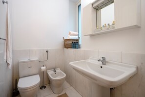 Savon, shampooing, papier de toilette